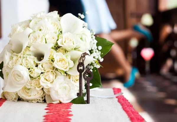 Bouquet da sposa e chiavi arrugginite — Foto Stock