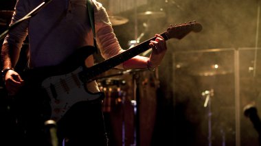 Sahnede gitarist