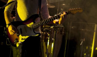 Sahnede gitarist
