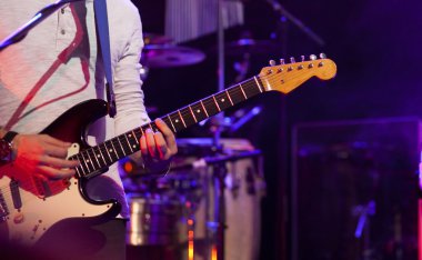 Sahnede gitarist