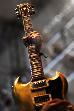 Adamın elini gitar çalmak