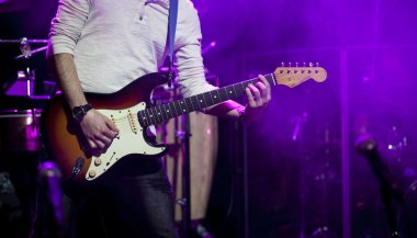 Sahnede gitarist
