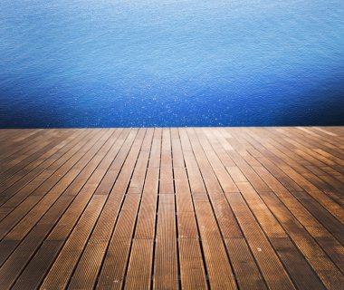 güneşli deniz ve ahşap yürüme yolu