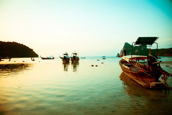 Traditionella fartyg i maya bay — Stockfoto