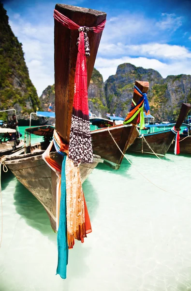 Navios tradicionais em Maya Bay — Fotografia de Stock