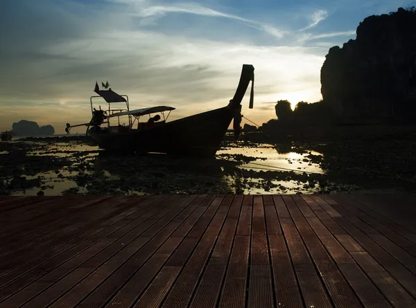 Silhouette bateau longue queue — Photo