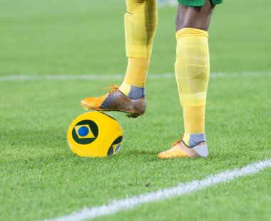 Top futbol oyuncunun bacak