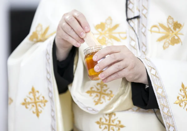 Sacerdote ortodoxo celebrando redding — Fotografia de Stock