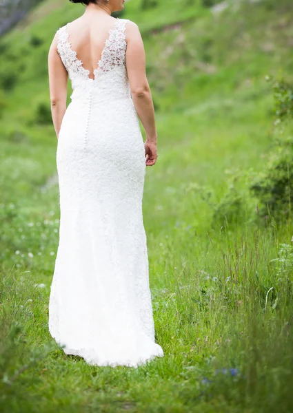 Bruid in mooie bruiloft jurk — Stockfoto