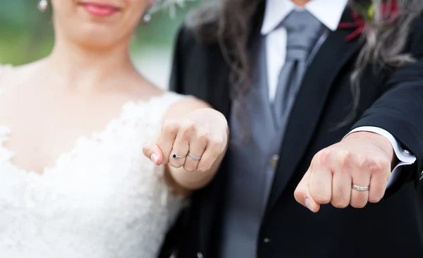 Casal mostrando anéis de casamento — Fotografia de Stock