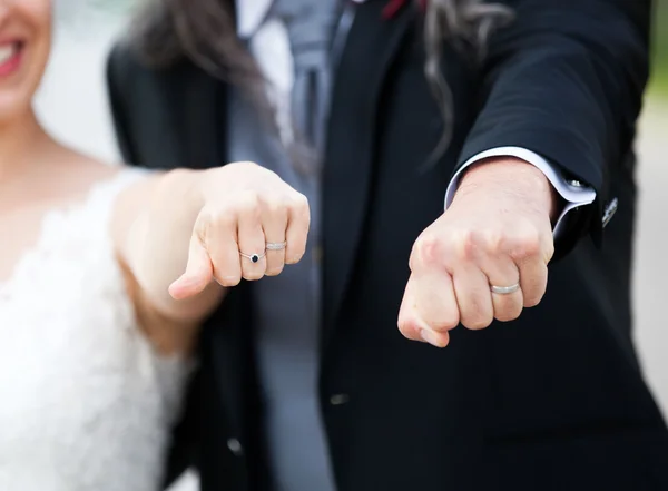 Casal mostrando anéis de casamento — Fotografia de Stock