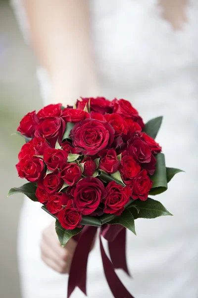 Buquê de casamento de rosas vermelhas e folhas — Fotografia de Stock