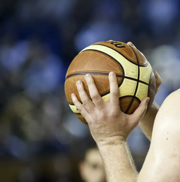 Mãos segurando basquete — Fotografia de Stock