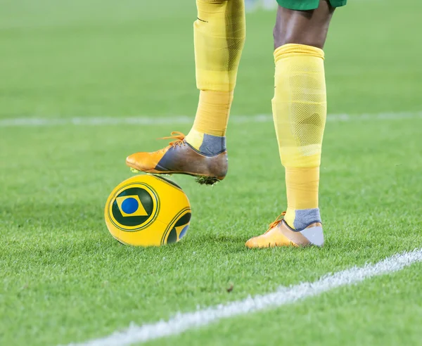 足球运动员腿上球 — 图库照片