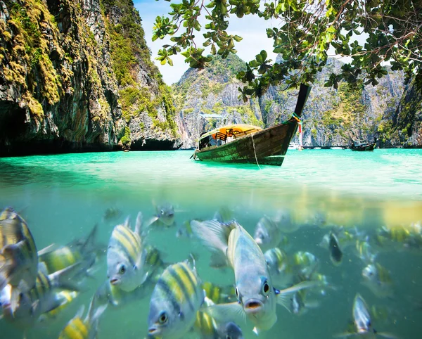 Thailändische Meereslandschaft. exotischer Blick auf den Strand und traditionelle Shi — Stockfoto