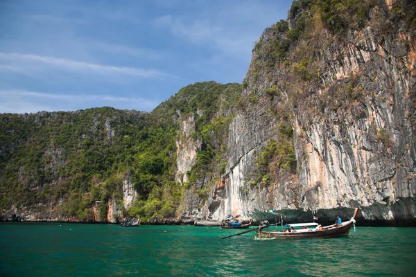 タイの海の風景です。エキゾチックなビーチ ビューと伝統的な市 — ストック写真