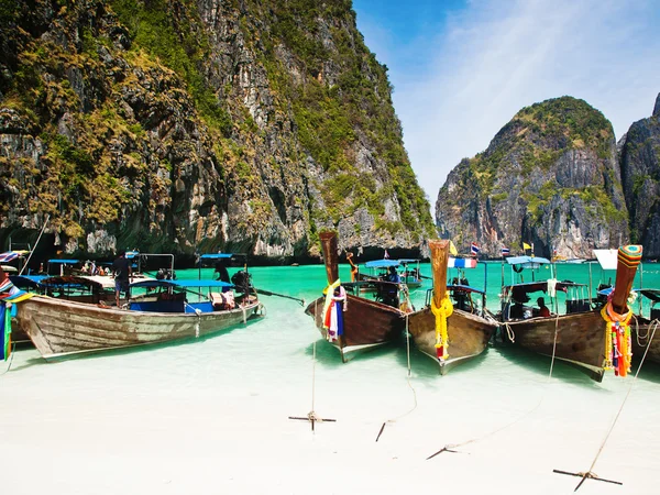 Tailandia paisaje oceánico. Exótica vista a la playa y shi tradicional — Foto de Stock