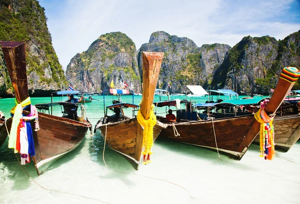 Thailändische Meereslandschaft. exotischer Blick auf den Strand und traditionelle Shi — Stockfoto