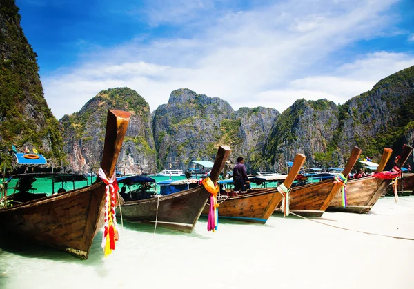 Thailand ocean landscape. Exotic beach view and traditional shi — Stock Photo, Image