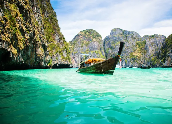 Thailand ocean landscape. Exotic beach view and traditional shi — Stock Photo, Image