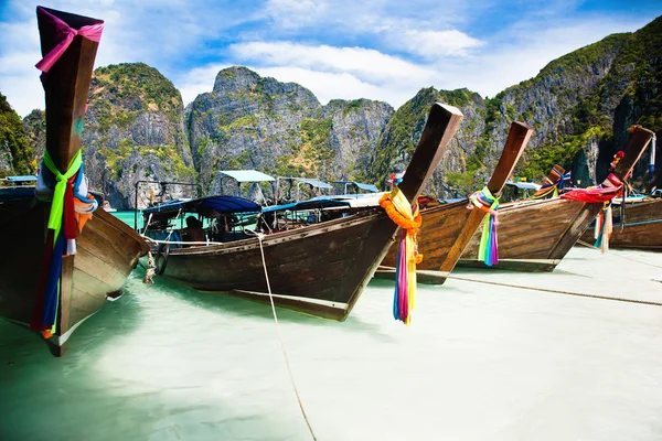 Thailandia paesaggio oceanico. Esotico vista sulla spiaggia e shi tradizionale — Foto Stock