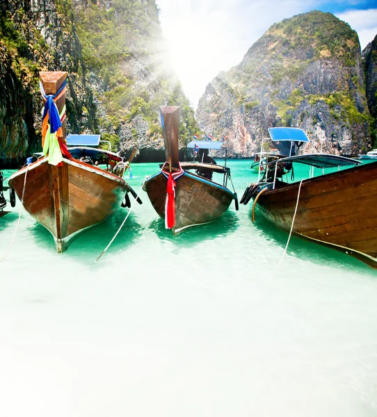 Thailändische Meereslandschaft. exotischer Blick auf den Strand und traditionelle Shi — Stockfoto
