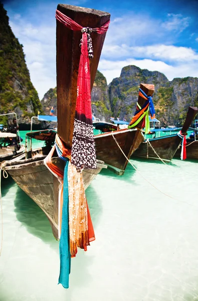 Tailândia paisagem oceânica. Vista exótica da praia e shi tradicional — Fotografia de Stock