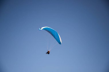 Mavi gökyüzüne karşı yamaç paraşütü Uçan adrenalin ve özgürlük konsepti