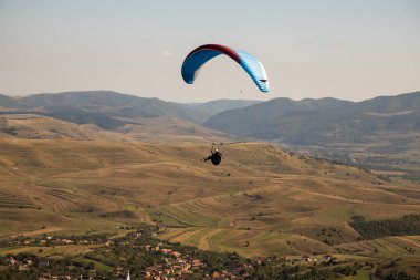 Mavi gökyüzüne karşı yamaç paraşütü Uçan adrenalin ve özgürlük konsepti