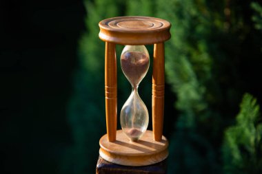 Gün batımında kum saati. Zaman geçiyor.