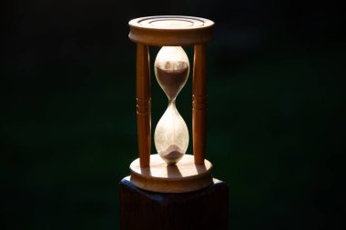 Gün batımında kum saati. Zaman geçiyor.