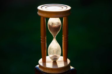 Gün batımında kum saati. Zaman geçiyor.