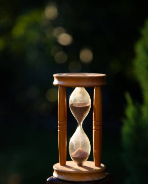 Gün batımında kum saati. Zaman geçiyor.