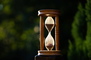 Gün batımında kum saati. Zaman geçiyor.