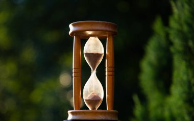 Gün batımında kum saati. Zaman geçiyor.