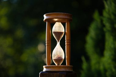 Gün batımında kum saati. Zaman geçiyor.