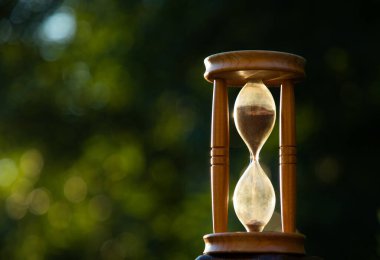 Gün batımında kum saati. Zaman geçiyor.