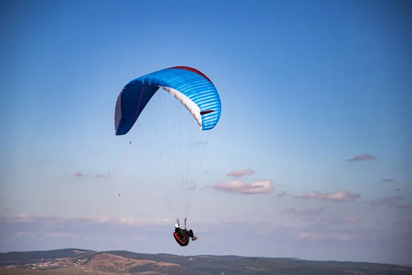 Planador Parapente Contra Céu Azul Voando Adrenalina Conceito Liberdade — Fotografia de Stock