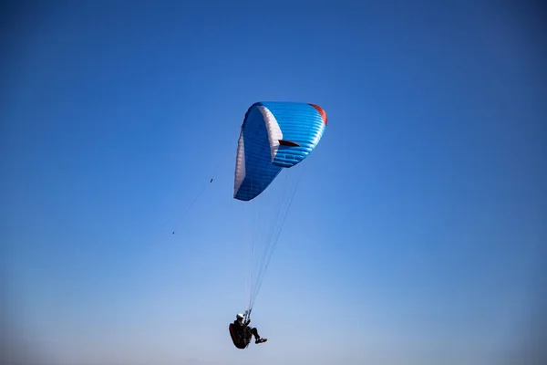 Planador Parapente Contra Céu Azul Voando Adrenalina Conceito Liberdade — Fotografia de Stock