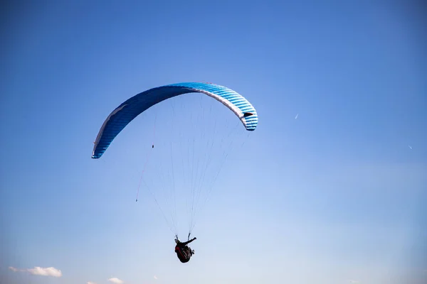 Planador Parapente Contra Céu Azul Voando Adrenalina Conceito Liberdade — Fotografia de Stock