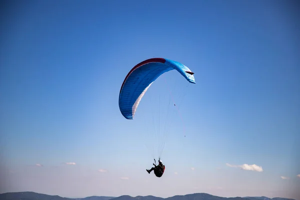 Glider Paragliding Tegen Blauwe Lucht Vliegen Adrenaline Vrijheid Concept — Stockfoto