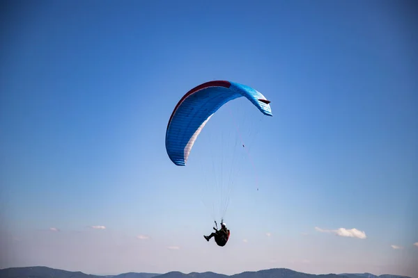 Planador Parapente Contra Céu Azul Voando Adrenalina Conceito Liberdade — Fotografia de Stock