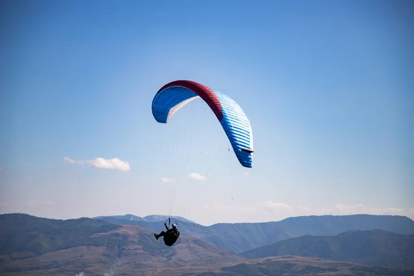 Kluzák Paragliding Proti Modré Obloze Létání Adrenalin Svoboda Koncept — Stock fotografie