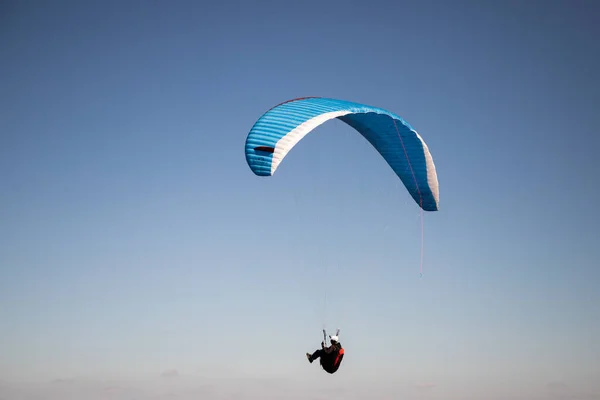 Kluzák Paragliding Proti Modré Obloze Létání Adrenalin Svoboda Koncept — Stock fotografie