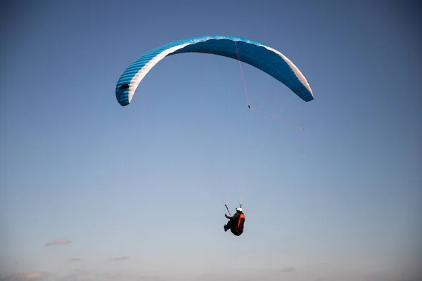Szybowiec Paralotniarstwo Przed Błękitnym Niebem Latający Adrenalina Koncepcja Wolności — Zdjęcie stockowe