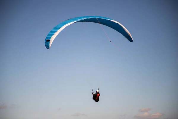 Siklóernyőzés Ellen Kék Repülő Adrenalin Szabadság Koncepció — Stock Fotó