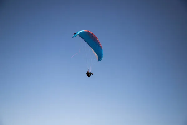 Planeador Parapente Contra Azul Cielo Vuelo Adrenalina Libertad Concepto — Foto de Stock