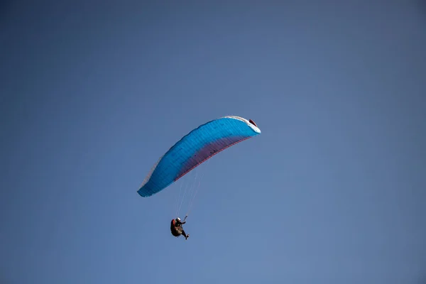 Planador Parapente Contra Céu Azul Voando Adrenalina Conceito Liberdade — Fotografia de Stock