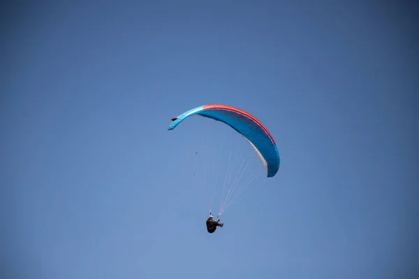 Planador Parapente Contra Céu Azul Voando Adrenalina Conceito Liberdade — Fotografia de Stock