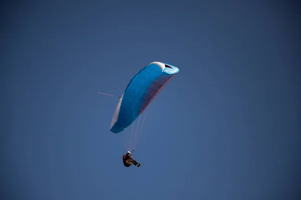 Planeador Parapente Contra Azul Cielo Vuelo Adrenalina Libertad Concepto — Foto de Stock